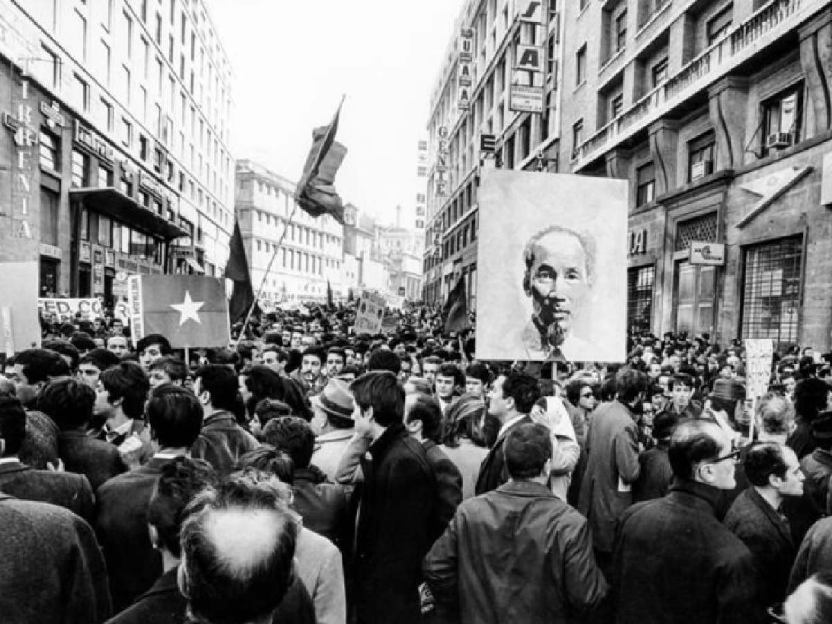 Manifestación en Roma contra la guerra de Vietnam