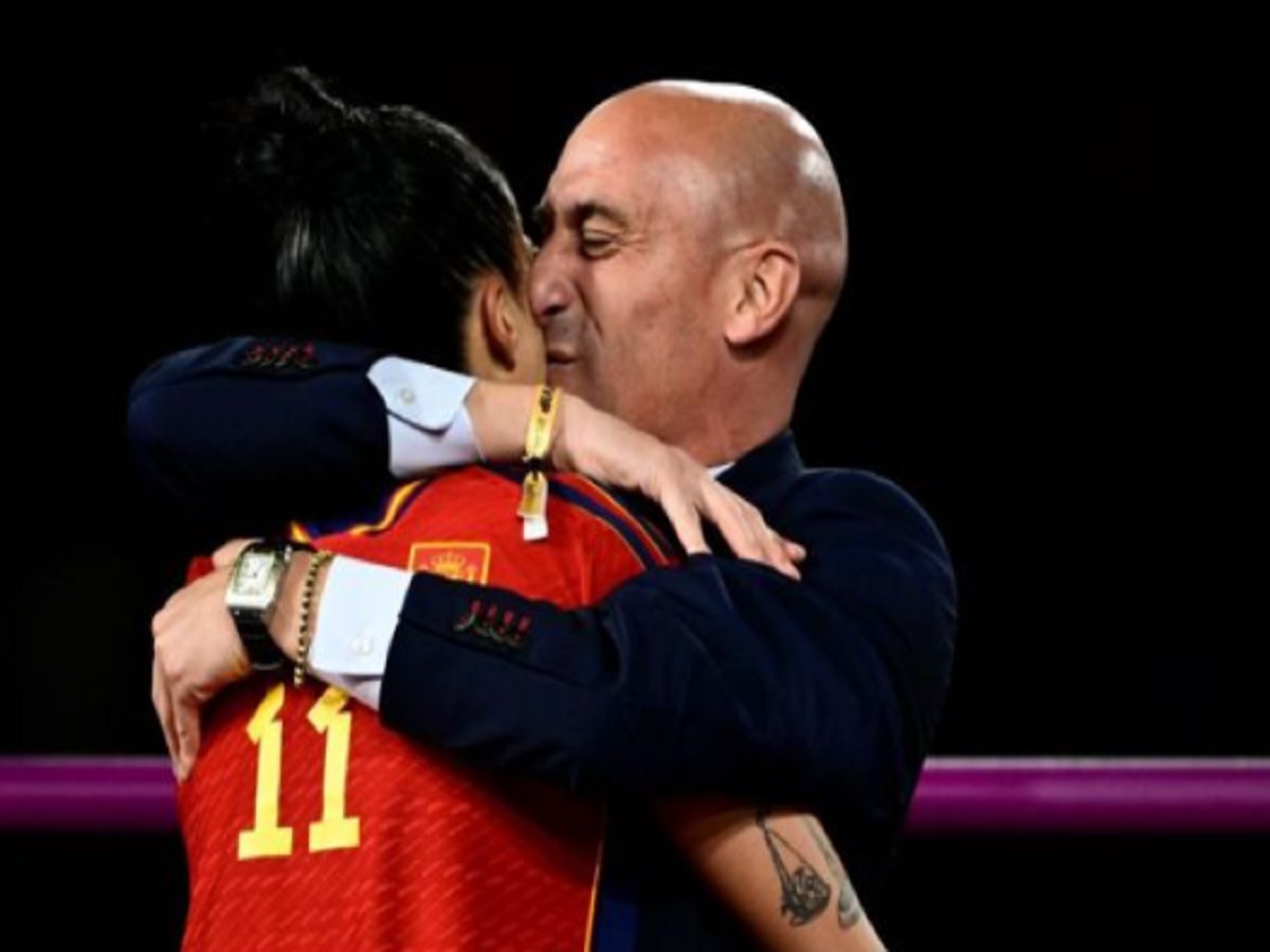 Beso Luis Rubiales y Jennifer Hermoso