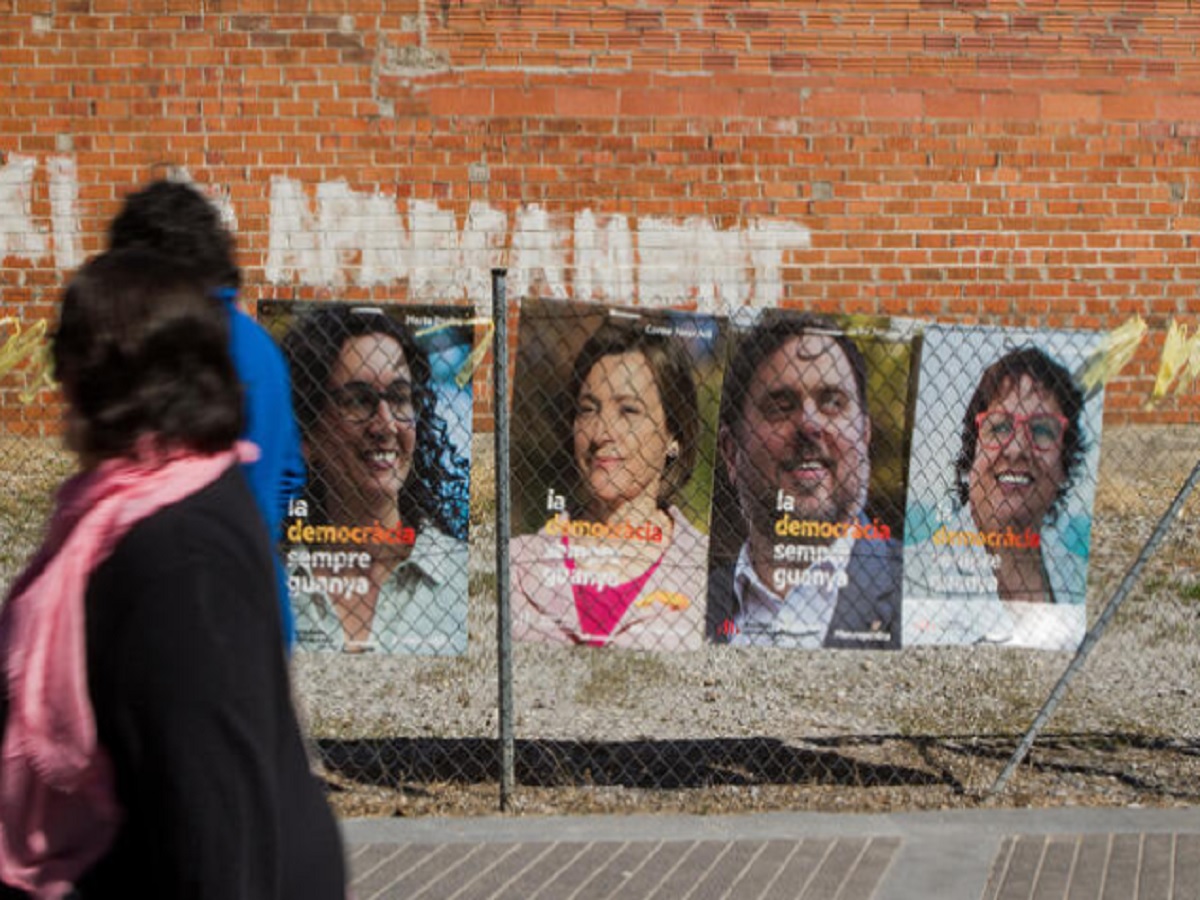 Carteles con políticos catalanes