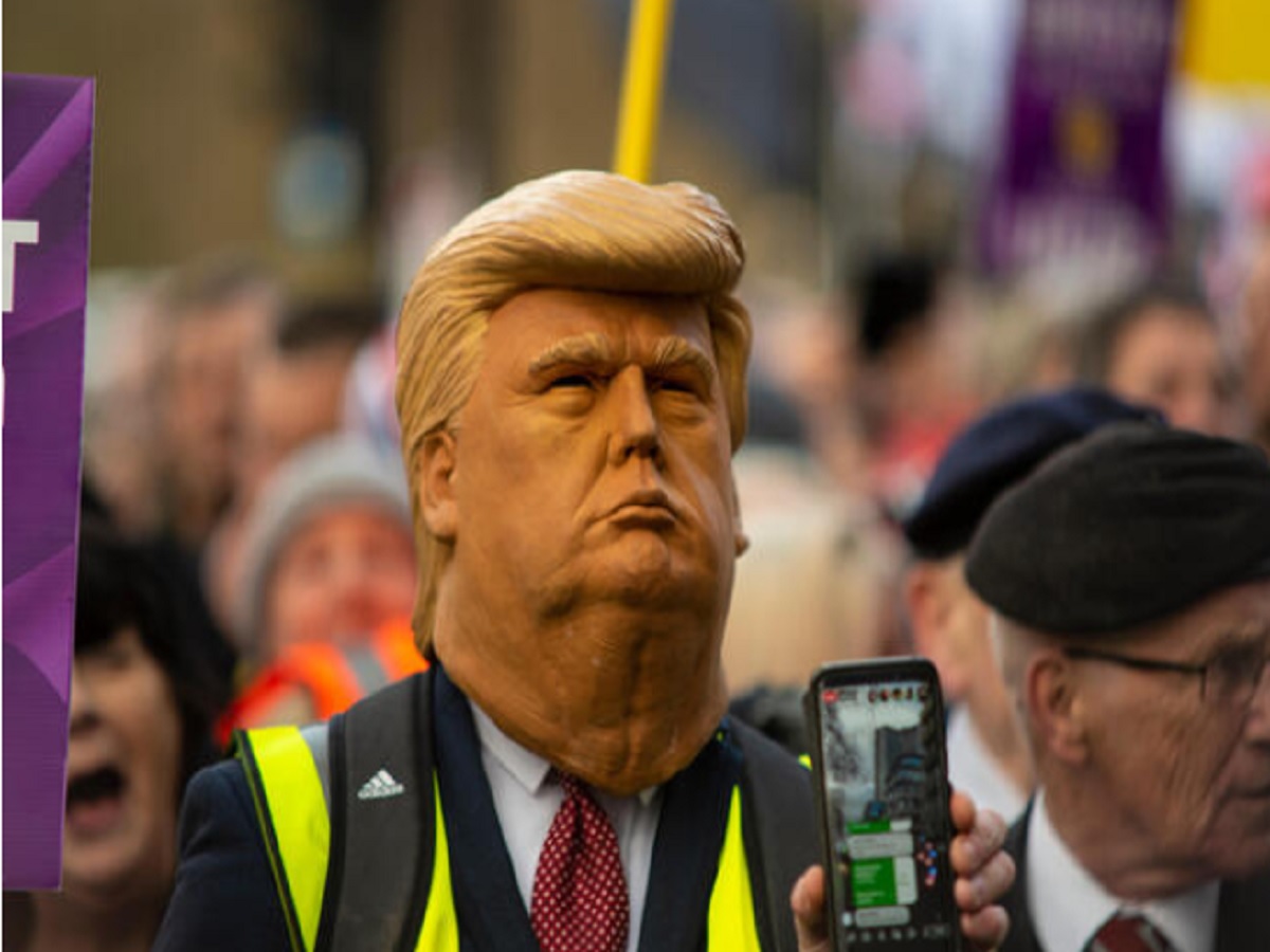 Máscara de Donald Trump en una manifestación