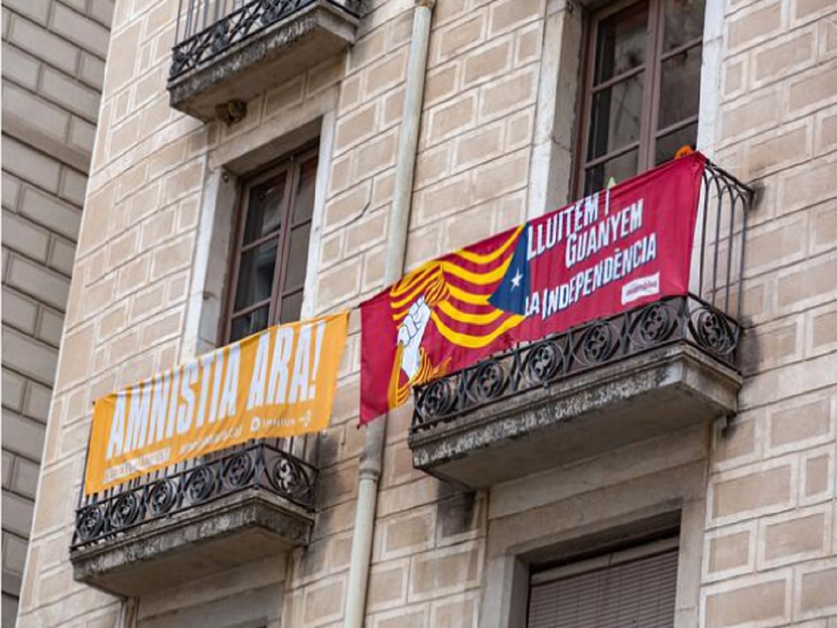 Pancartas amnistía e independencia