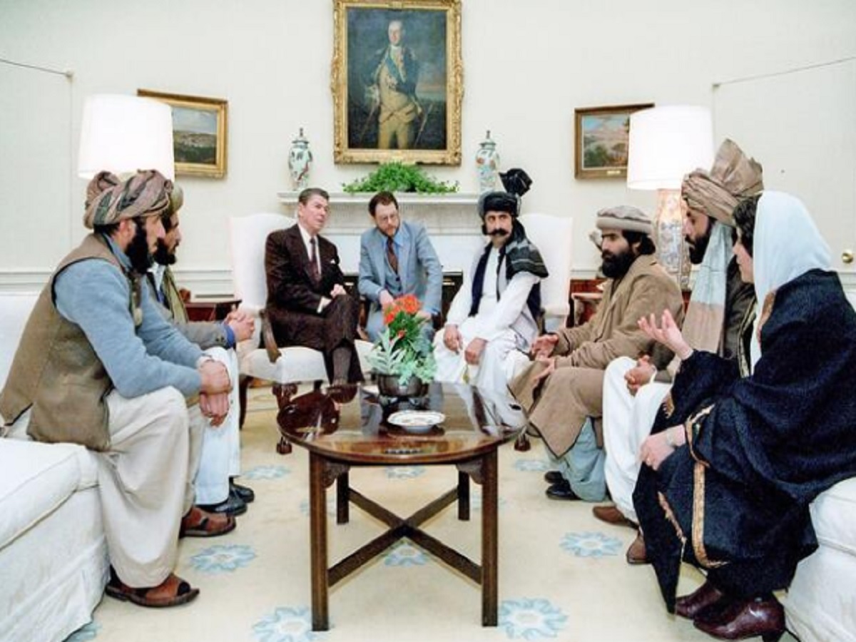 Reagan con líderes muyahidines en La Casa Blanca