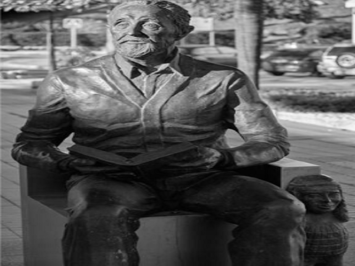 Monumento a José Luis Sampedro en Mijas, Málaga