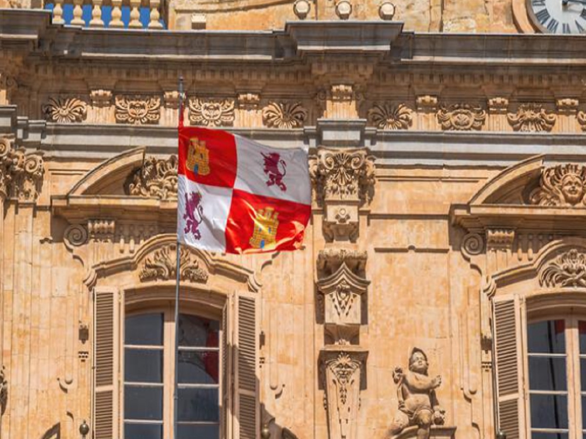 Bandera Castilla y León en fachada de Plaza Mayor (León)