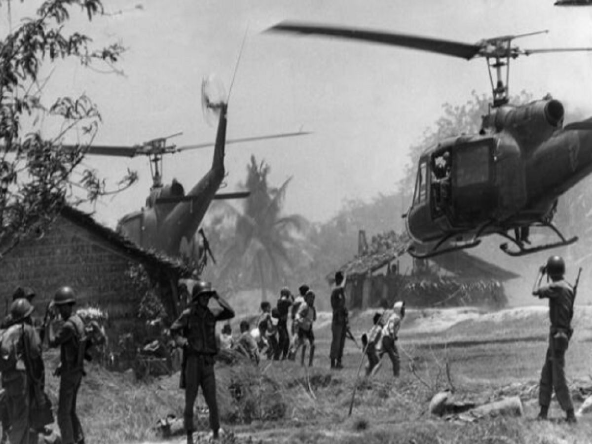 Marines estadounidenses atacando una aldea en Vietnam