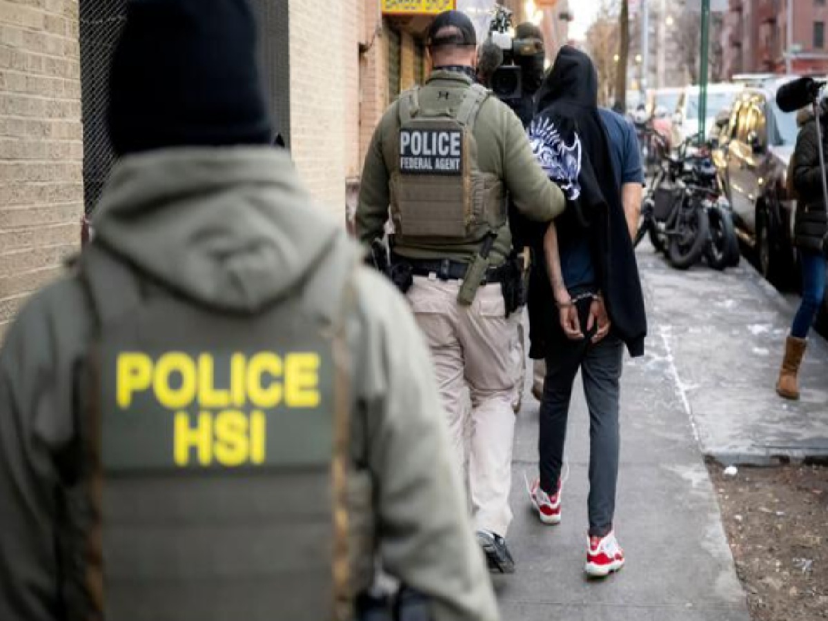 Agentes migratorios arrestando a una persona en New York