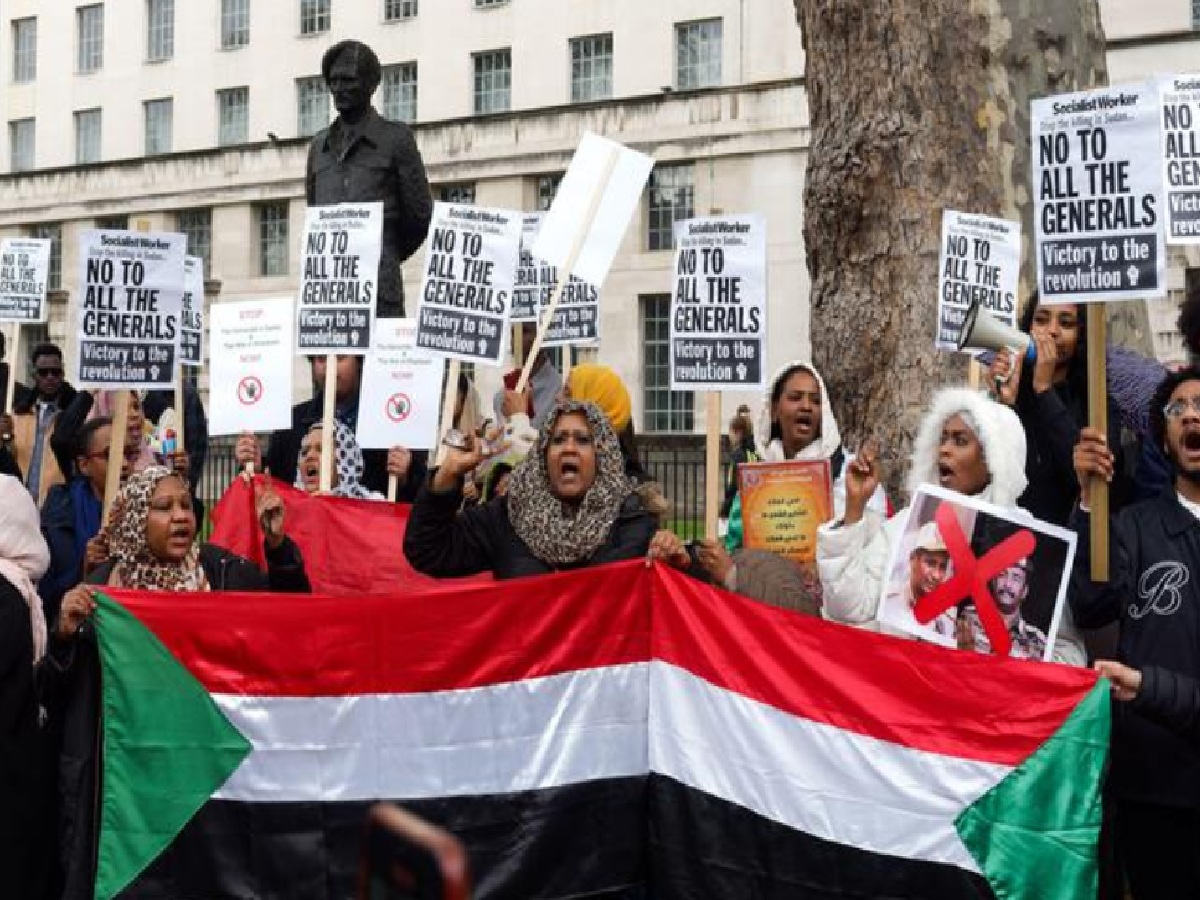 Sudaníes protestando en Londres contra la guerra civil en Sudán. 2023