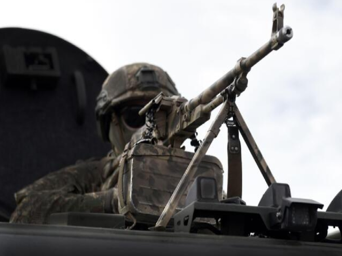 Soldado con ametralladora