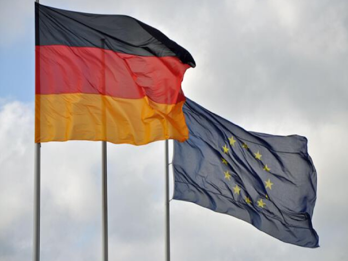 Banderas de Alemania y de la Unión Europea