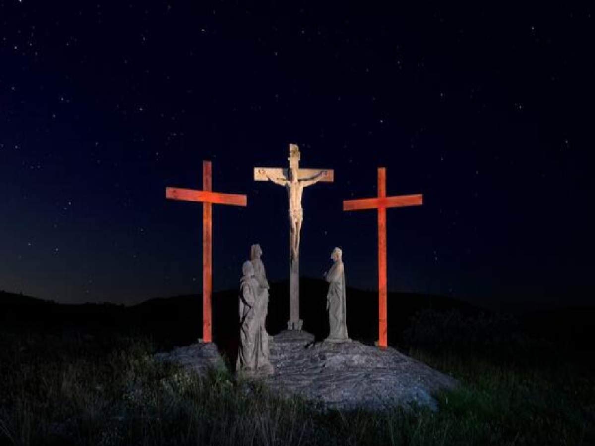 Esculturas en Cueva Santa, Altura, España. Ofrenda metafísica