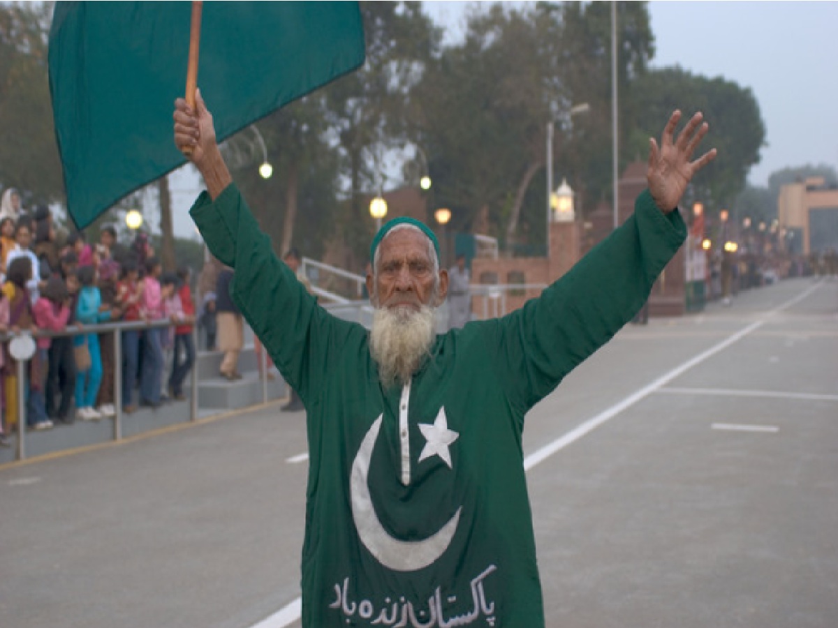 Nacionalista pakistaní en la frontera India Pakistán