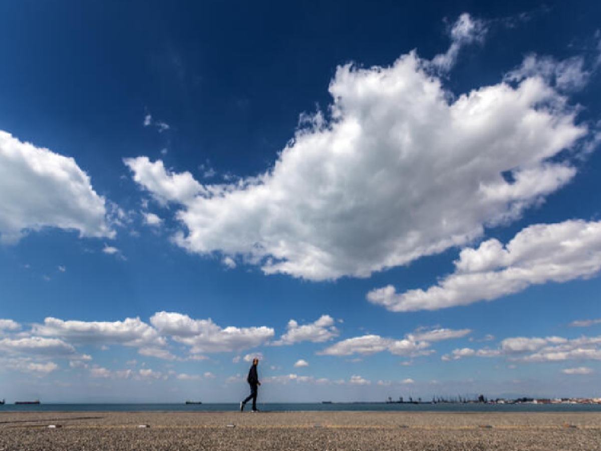 Persona paseando frente al mar
