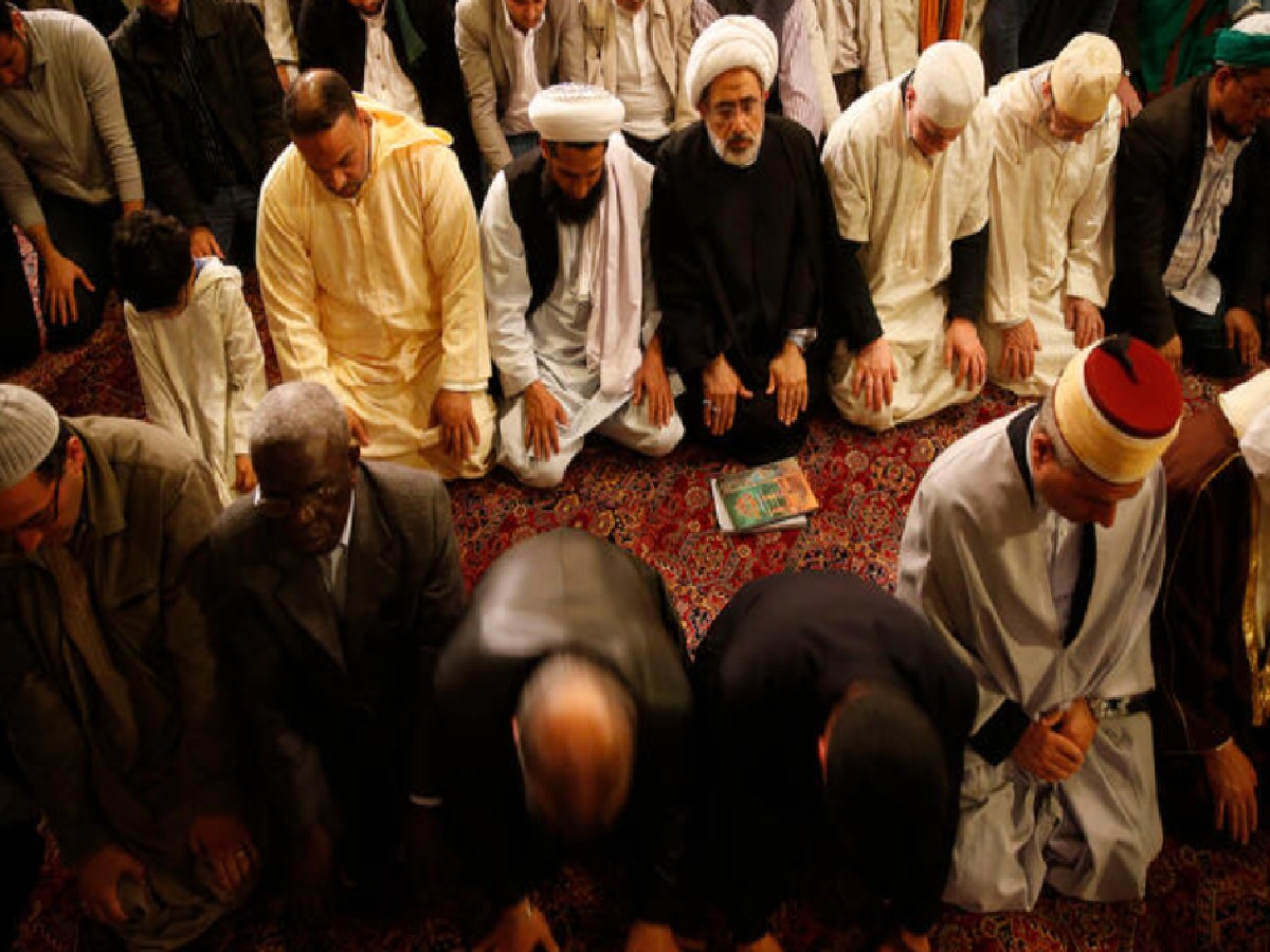 Suníes y chiíes rezando juntos en una mezquita